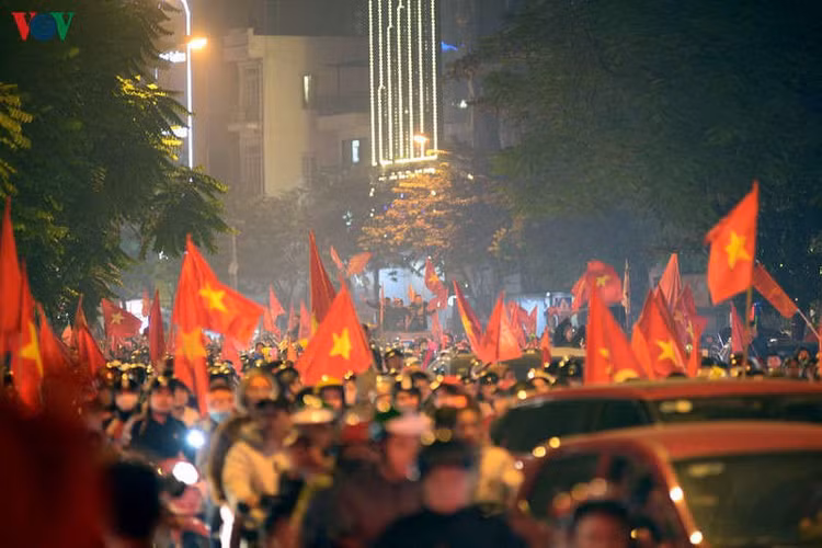 doan the thao viet nam ve nuoc muon hon 1 tieng so voi du kien hinh 1