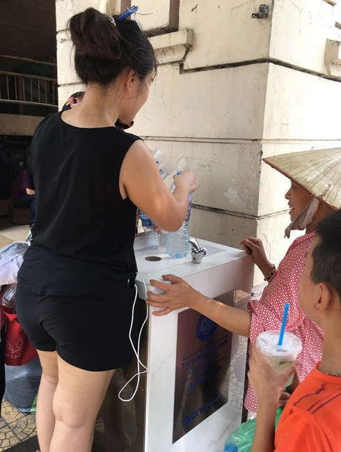 Có người mang 5,6 chai cỡ 1,5 lít lấy nước mang về.