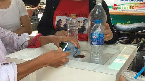 Người dùng cũng có thể lấy nước vào chai dễ dàng, không bị chảy nước ra ngoài.