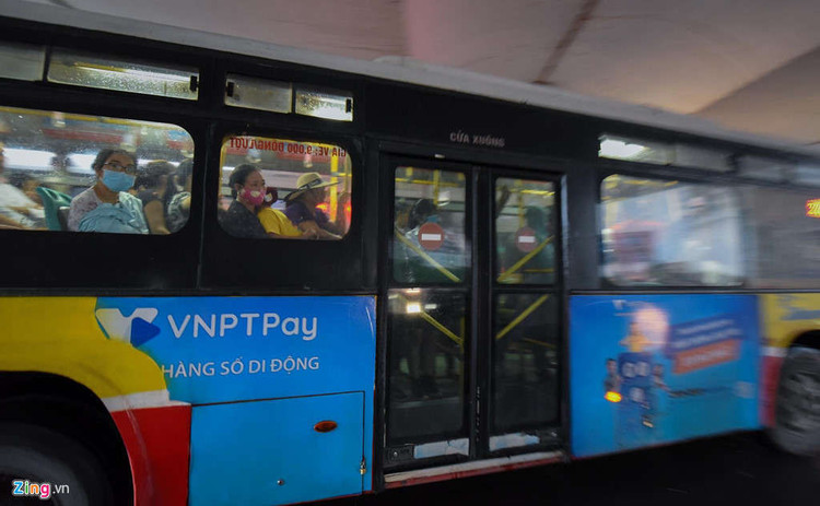 Troi toi thui, nguoi dan chat vat di lam trong canh un tac hinh anh 4 