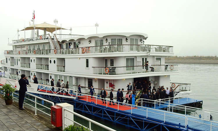 Đoàn lên tàu từ bến cảng Tuần Châu. Ảnh: Minh Cương