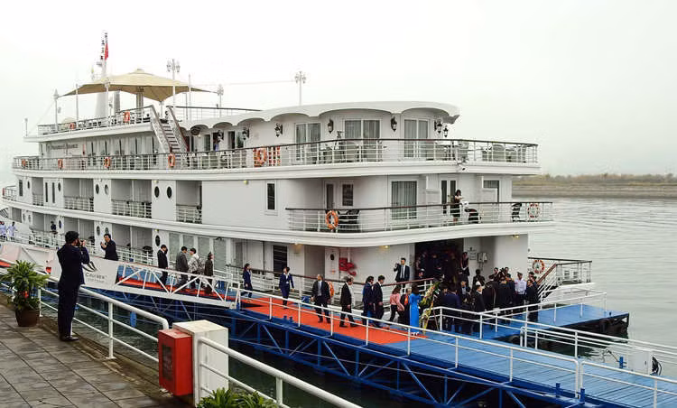 Đoàn lên tàu từ bến cảng Tuần Châu. Ảnh: Minh Cương