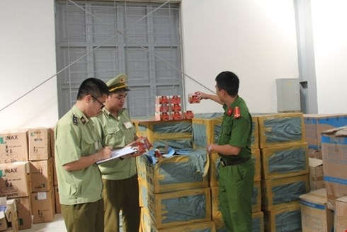 Lực lượng chức năng đang tiến hành kiểm tra số hàng trên.