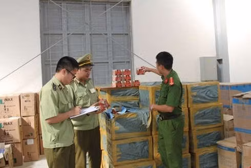 Lực lượng chức năng đang tiến hành kiểm tra số hàng trên.