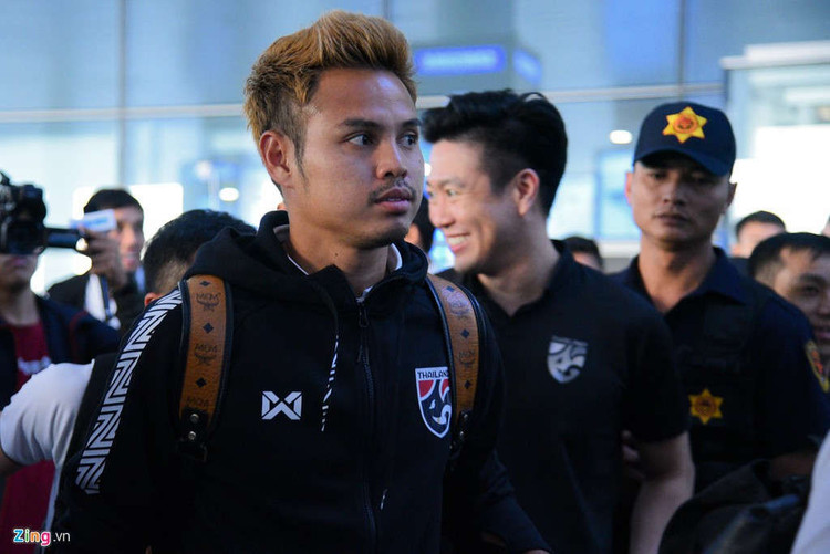 Thai Lan den Noi Bai, san sang cho tran gap tuyen Viet Nam hinh anh 3 