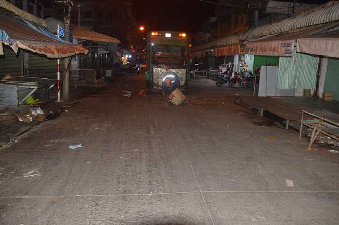 Những người làm đẹp phố phường đêm 30 Tết - ảnh 4