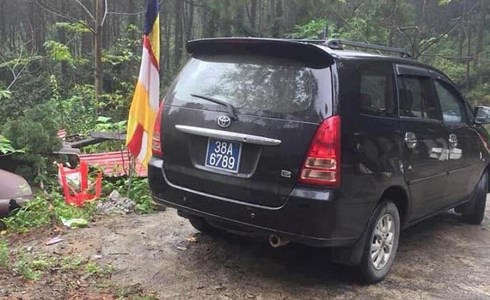 Theo Chánh Văn phòng huyện Lộc Hà thì chiếc xe này được Trưởng phòng Văn hóa và hai chuyên viên sử dụng đi &quot;làm việc&quot; tại chùa Chân Tiên (Ảnh: Facebook)