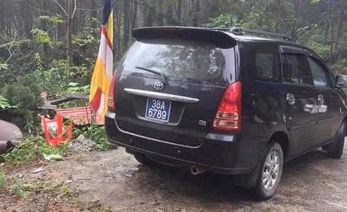 Theo Chánh Văn phòng huyện Lộc Hà thì chiếc xe này được Trưởng phòng Văn hóa và hai chuyên viên sử dụng đi "làm việc" tại chùa Chân Tiên (Ảnh: Facebook)