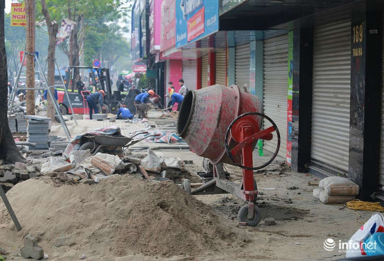 Máy móc và công nhân hoạt động hết công suất, cùng với việc thi công không được che chắn khiến cả đoạn đường này bụi mù mịt.