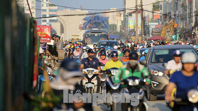 Người dân khốn khổ luồn lách trong khói bụi khi qua đại công trường vành đai 2 - Ảnh 15.
