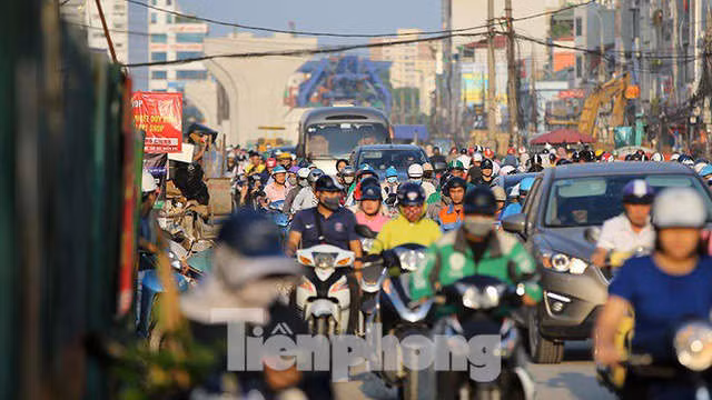 Người dân khốn khổ luồn lách trong khói bụi khi qua đại công trường vành đai 2 - Ảnh 15.
