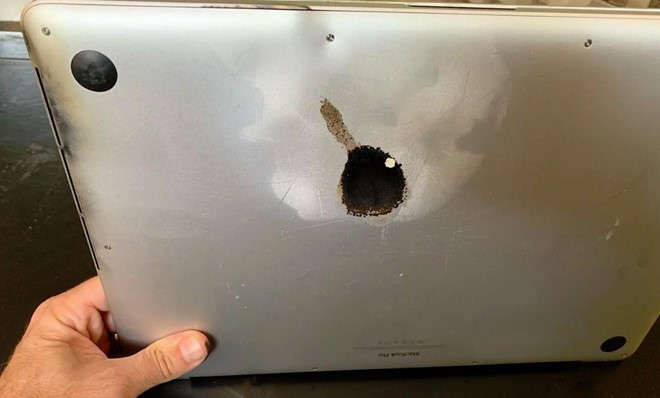 Duoc mang Macbook 15 inch len may bay neu tat nguon hinh anh 1 