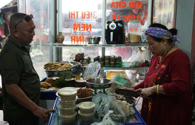 Khách đến mua một&nbsp;lạng giò. Ảnh: Hoàng Phương.