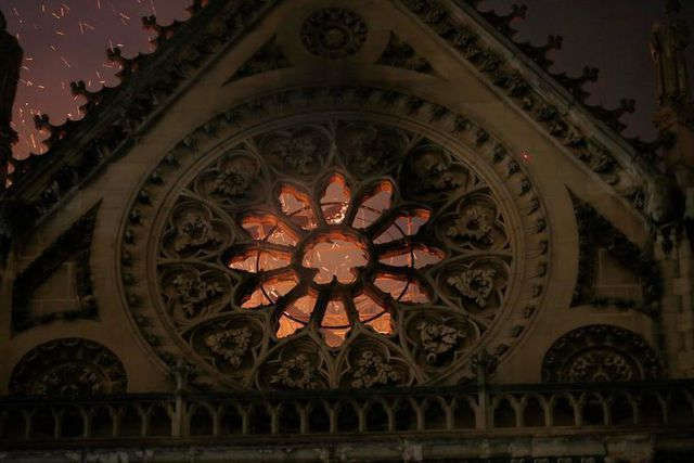 Những hình ảnh đầu tiên bên trong Nhà thờ Đức Bà Paris sau hỏa hoạn dữ dội - 7