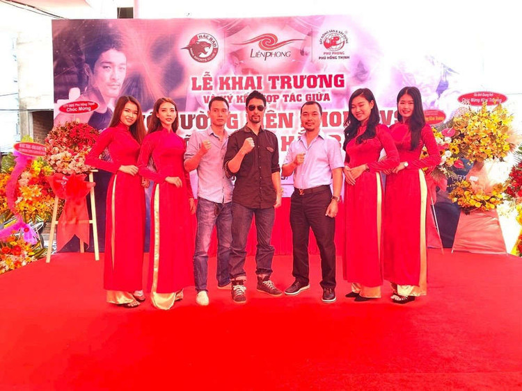 Đại diện võ đường Hắc Báo và diễn viên Johnny Trí Nguyễn - đại diện võ đường Liên Phong, đã thực hiện lễ ký kết hợp tác giữa 2 võ đường.