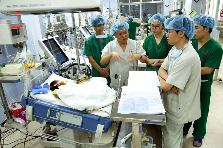 TTND.GSTS Lê Ngọc Thành giảng dậy về phẫu thuật tim nội soi cho các học viên.