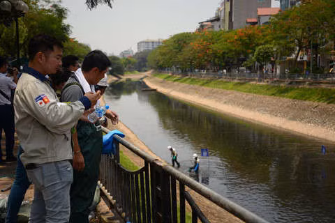 Gioi khoa hoc nghi ngo cong nghe lam sach song To Lich cua Nhat Ban hinh anh 2 