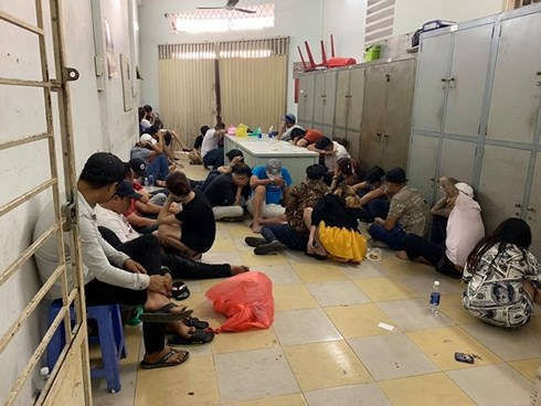 41 nam thanh nữ tú bị đưa về trụ sở, trong đó 27 người dương tính với ma túy.