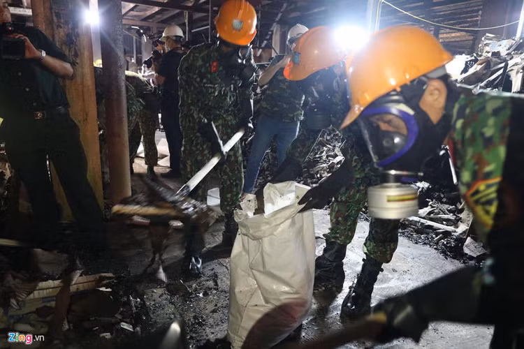 Canh quan doi tay doc hien truong vu chay Rang Dong hinh anh 7 