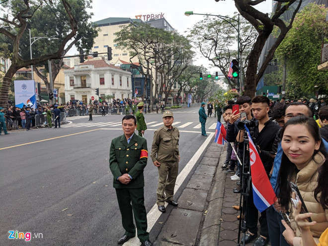 Xe quan su trien khai o Ha Noi don doan ong Kim Jong Un hinh anh 5