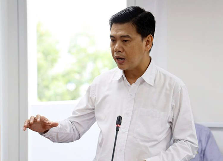 Ông Nguyễn Văn Dũng nói về sai phạm trong xây dựng, hôm nay. Ảnh: Trung tâm báo chí TP HCM.