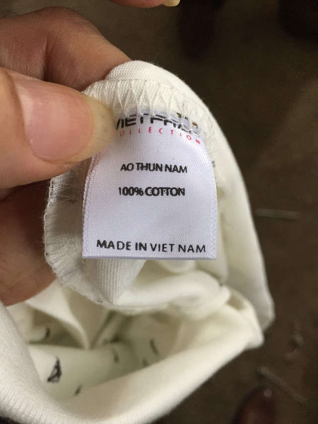 Lực lượng chức năng thu giữ hơn 600 áo phông do Trung Quốc sản xuất gắn nhãn mác Việt Nam.