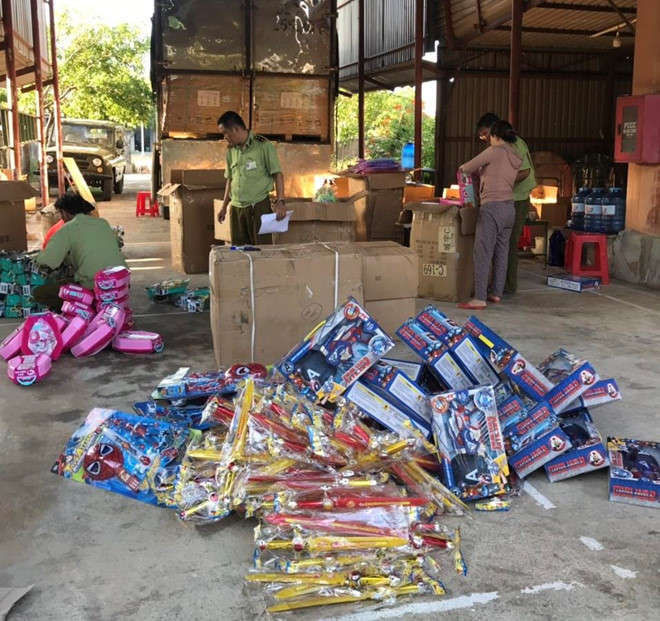 Thu giu hang tram kiem nhua, sung nhua truoc Tet Trung thu hinh anh 1 