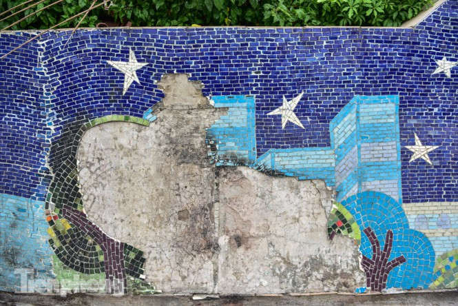 Con đường gốm sứ ven sông Hồng rạn nứt, bong tróc nham nhở - ảnh 3