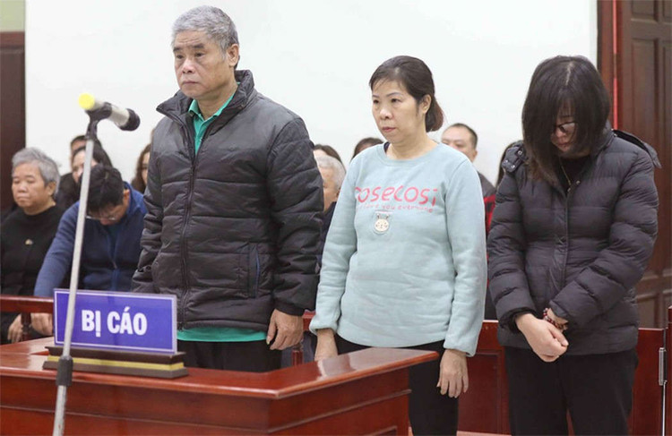 Ba bị cáo bị đại diện Viện kiểm sát đề nghị tuyên tổng hình phạt 47-57 tháng tù. Ảnh: TTXVN.