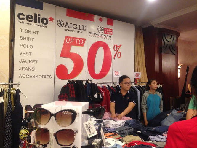 Black Friday: Chen lấn săn hàng giảm giá trong đêm Sài Gòn - ảnh 12