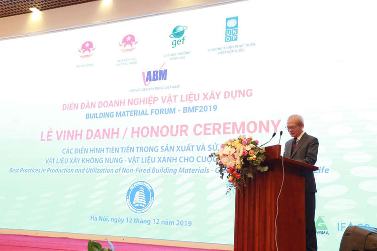 Ông Tống Văn Nga, Chủ tịch Hội Vật liệu Xây dựng Việt Nam thay mặt BTC phát biểu khai mạc sự kiện.