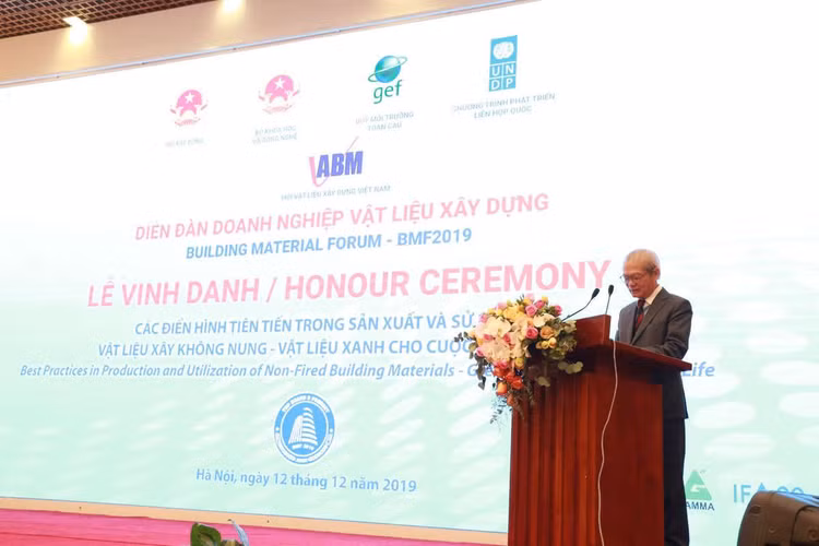 Ông Tống Văn Nga, Chủ tịch Hội Vật liệu Xây dựng Việt Nam thay mặt BTC phát biểu khai mạc sự kiện.