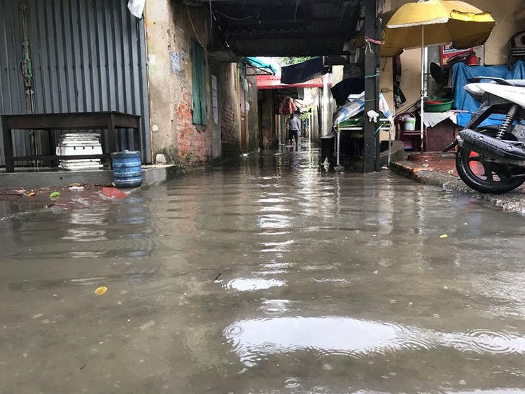 Các ngõ hẻm do trũng hơn nên nước rút cũng chậm hơn so với các tuyến phố chính.