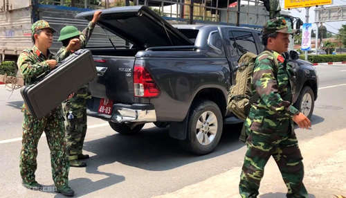 Lực lượng công binh đến khám nghiệm hiện trường. Ảnh: Nguyệt Triều.