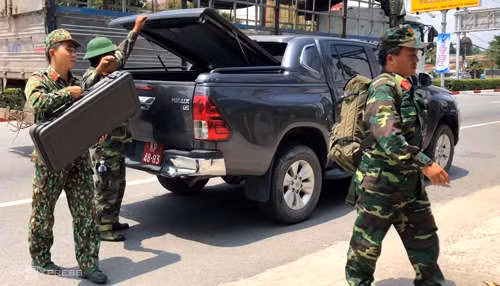 Lực lượng công binh đến khám nghiệm hiện trường. Ảnh: Nguyệt Triều.