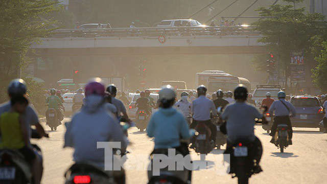Người dân khốn khổ luồn lách trong khói bụi khi qua đại công trường vành đai 2 - Ảnh 4.