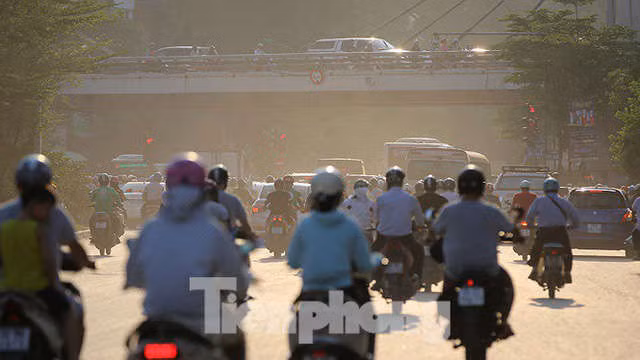 Người dân khốn khổ luồn lách trong khói bụi khi qua đại công trường vành đai 2 - Ảnh 4.