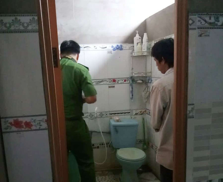 Công an đang khám nghiệm hiện trường.