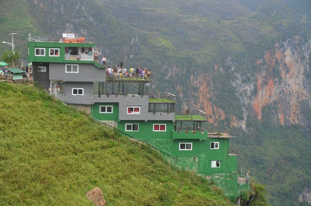 Cận cảnh Mã Pì Lèng Panorama “khoác áo” màu xanh trước khi bị tháo dỡ - 3