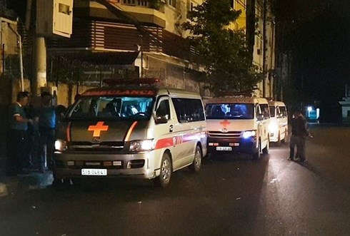 Ba xe cứu thương được chuẩn bị để chở thi thể các nạn nhân về gia đình lo hậu sự.