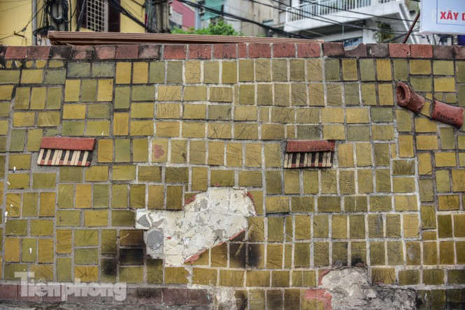 Con đường gốm sứ ven sông Hồng rạn nứt, bong tróc nham nhở - ảnh 5