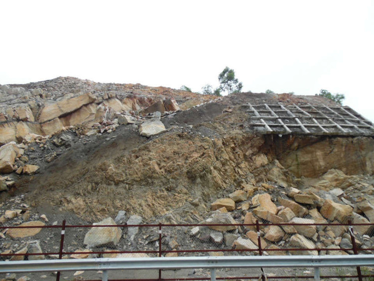 Đến nay, còn nhiều đoạn mái taluy dương vẫn tiềm ẩn nguy cơ đá rơi