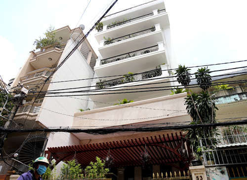 Căn nhà được phòng QLĐT quận 1 tham mưu cấp giấy phép xây dựng về chiều cao không đúng quy định. Ảnh: Trung Sơn.