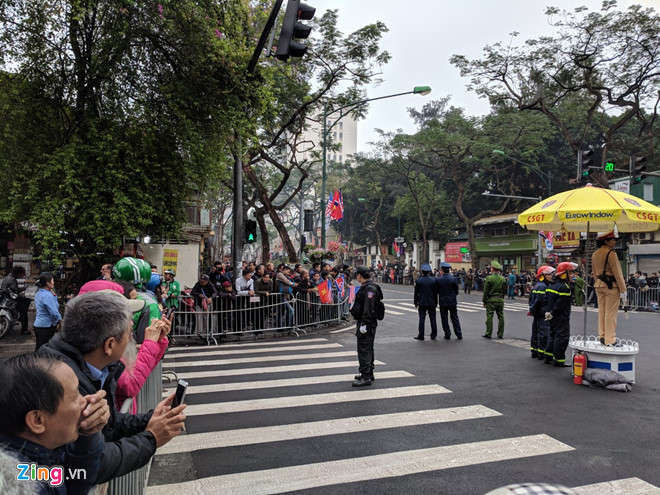 Xe quan su trien khai o Ha Noi don doan ong Kim Jong Un hinh anh 2