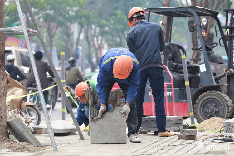 Khoảng một tuần nay, vỉa hè các quận Đống Đa, Hai Bà Trưng (Hà Nội),... bị đào xới để chôn lấp đường ống và lát đá mới làm ảnh hưởng nhiều đến cuộc sống của người dân hai bên đường và người tham gia giao thông.