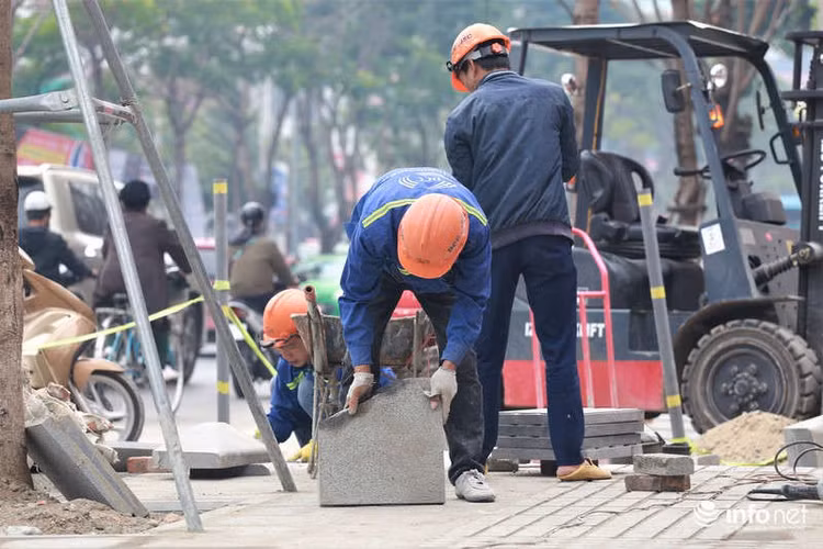 Khoảng một tuần nay, vỉa hè các quận Đống Đa, Hai Bà Trưng (Hà Nội),... bị đào xới để chôn lấp đường ống và lát đá mới làm ảnh hưởng nhiều đến cuộc sống của người dân hai bên đường và người tham gia giao thông.