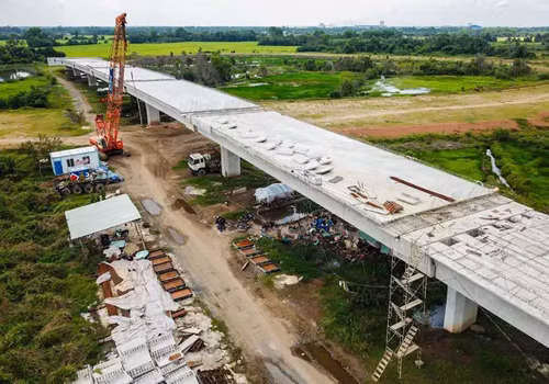 Một đoạn cầu cạn cao tốc Trung Lương - Mỹ Thuận đang xây dựng dở dang. Ảnh: Quỳnh Trần