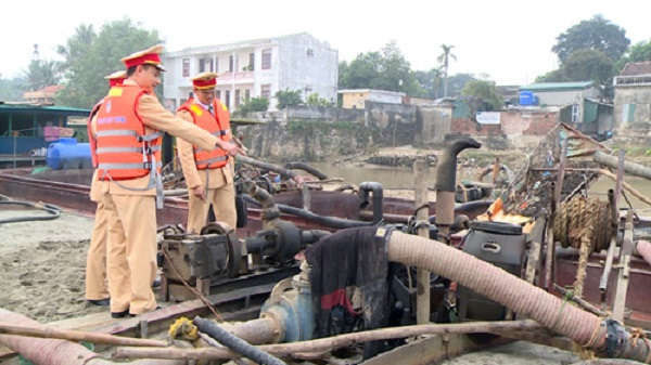 Cảnh sát Đường thuỷ đang kiểm tra các phương tiện bị bắt giữ ( Ảnh CA Thanh Hóa)