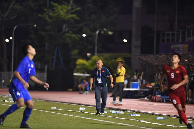 Hòa Thái Lan, U22 Việt Nam gặp Campuchia ở bán kết - ảnh 1