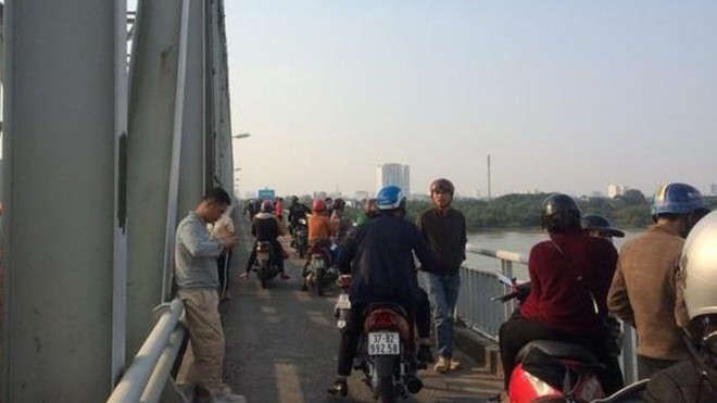 Chen nhau đón năm mới, thiếu nữ ngất xỉu bên vườn hoa Hà Nội